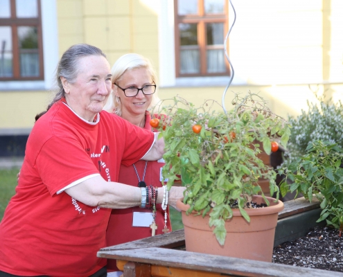 Bewohnerin bei der Gartenarbeit