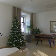 Stationsbereich mit Christbaum und Freizeitgeräten; Screenshot ORF.at